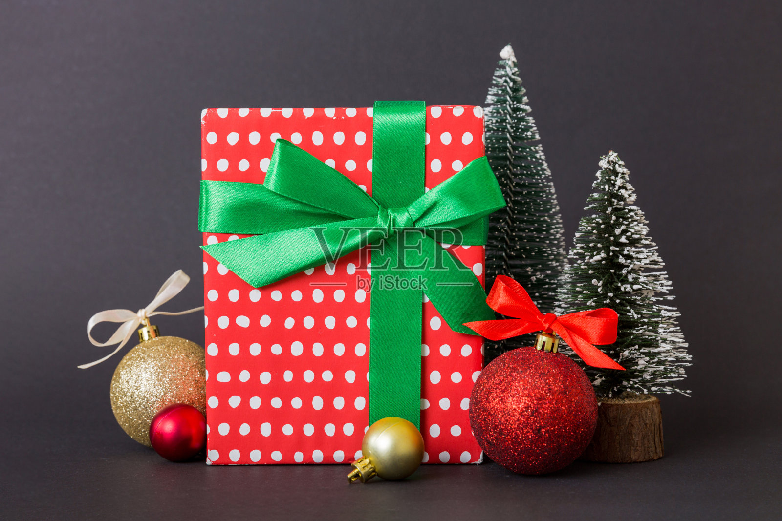 圣诞组成。手工礼盒，小树木，树枝和手工DIY装饰在白色背景。新年的概念。平铺，俯视图，复制空间照片摄影图片