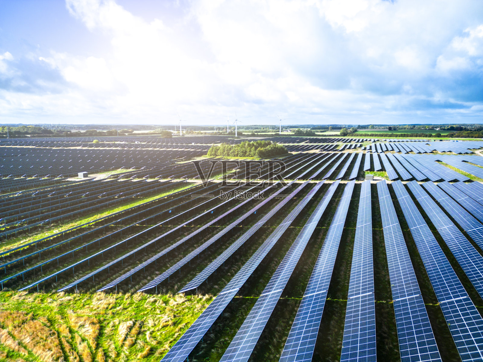 从无人机上看到的太阳能电池板和风力涡轮机照片摄影图片