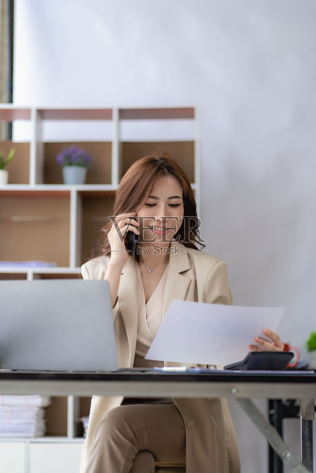 亚洲妇女在办公室用笔记本电脑准备会计分析报告房地产投资信息税务概念和财务系统垂直图片照片摄影图片