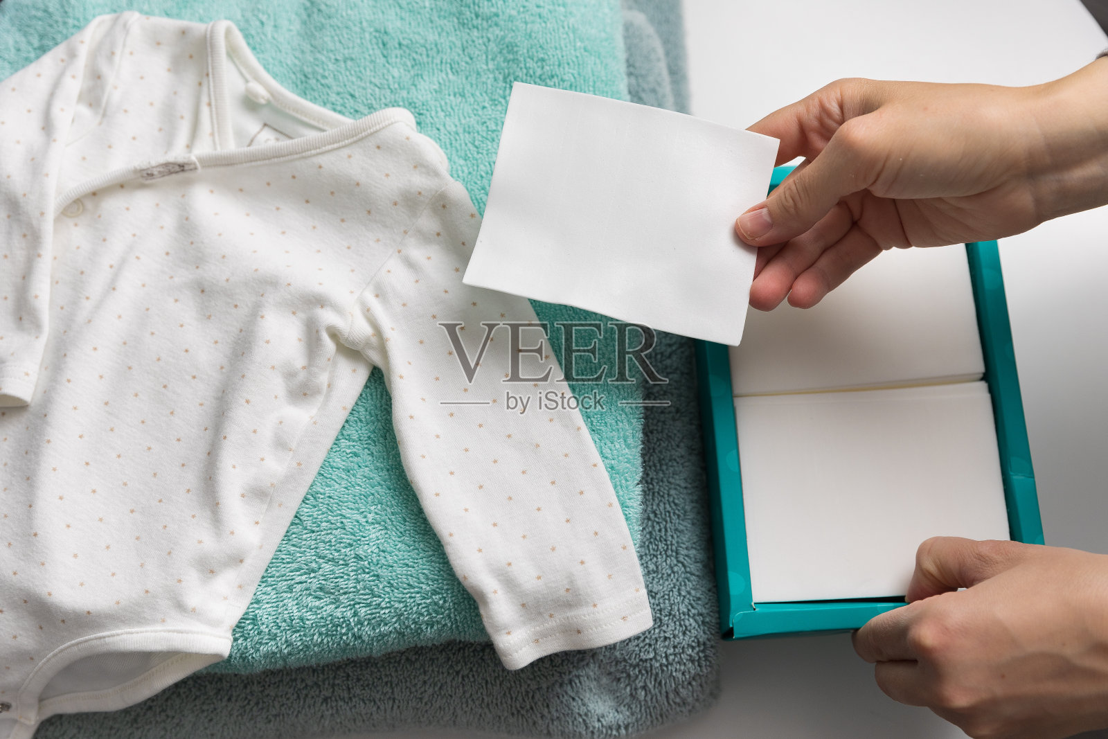 拿着洗衣单的妇女照片摄影图片