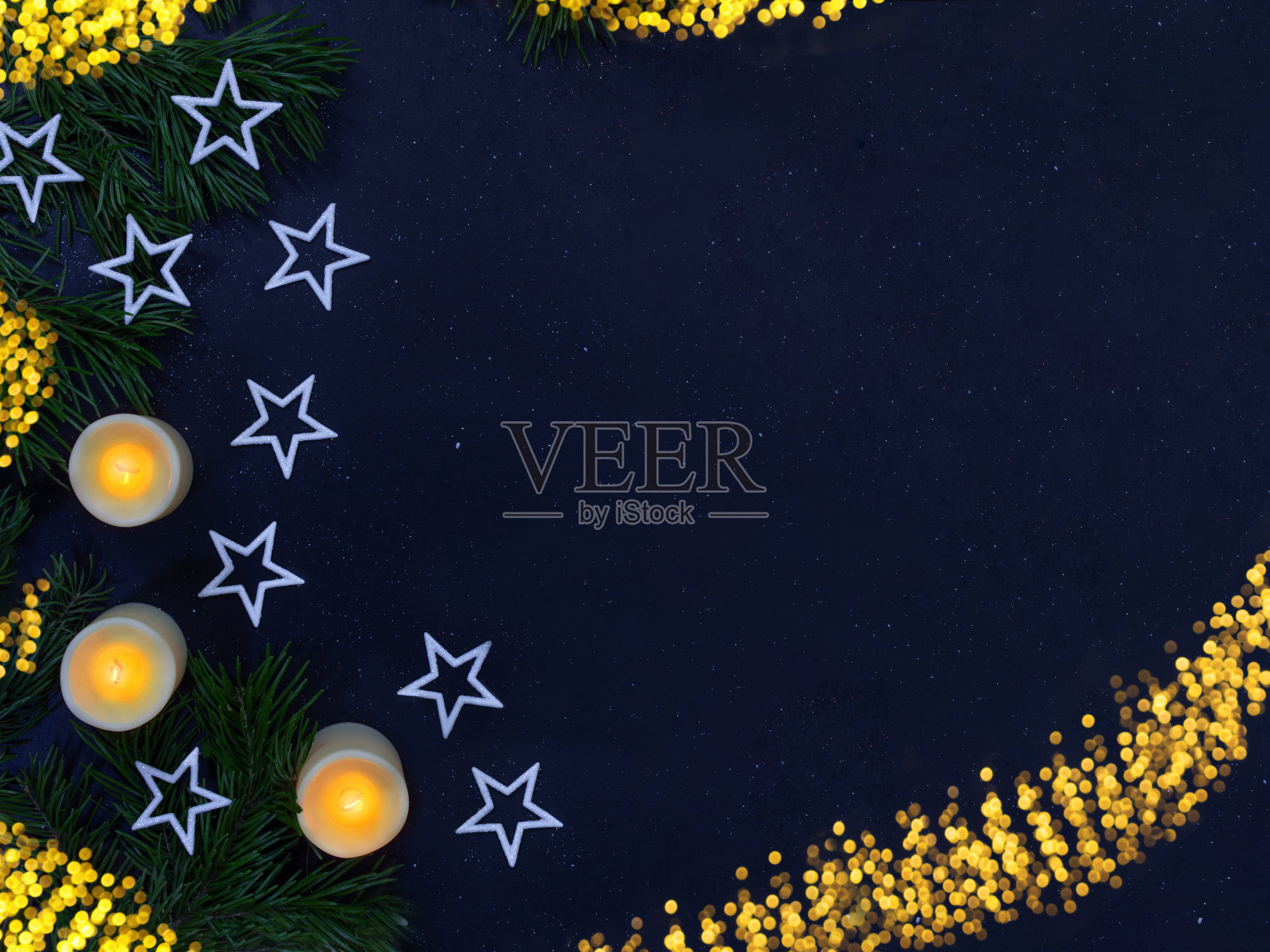 白色闪亮的星星，燃烧的蜡烛，冷杉树枝在黑色背景与散焦灯。圣诞节，新年，节假日。本空间照片摄影图片