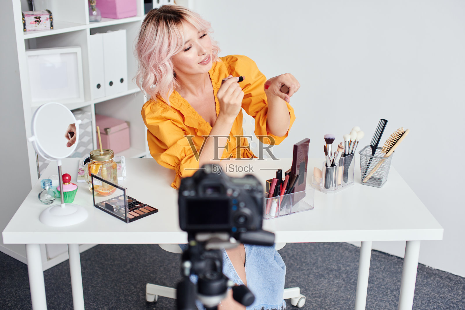 漂亮女人在家里录美容视频照片摄影图片