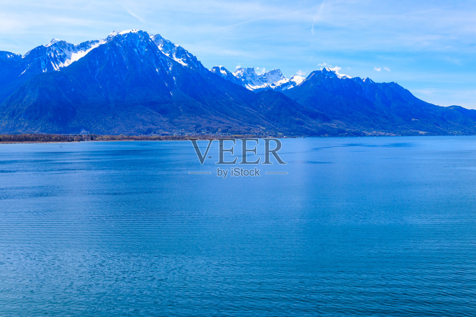 瑞士蒙特勒的阿尔卑斯山和日内瓦湖照片摄影图片