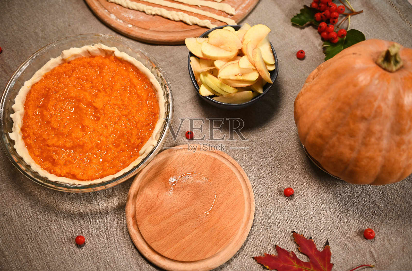 乡村静物与食材为感恩节节日南瓜派和苹果。秋枫生活在桌布上照片摄影图片