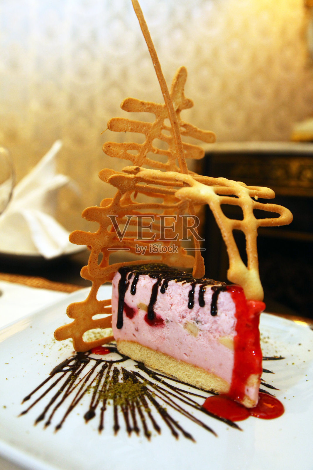 草莓蛋糕和巧克力酱照片摄影图片