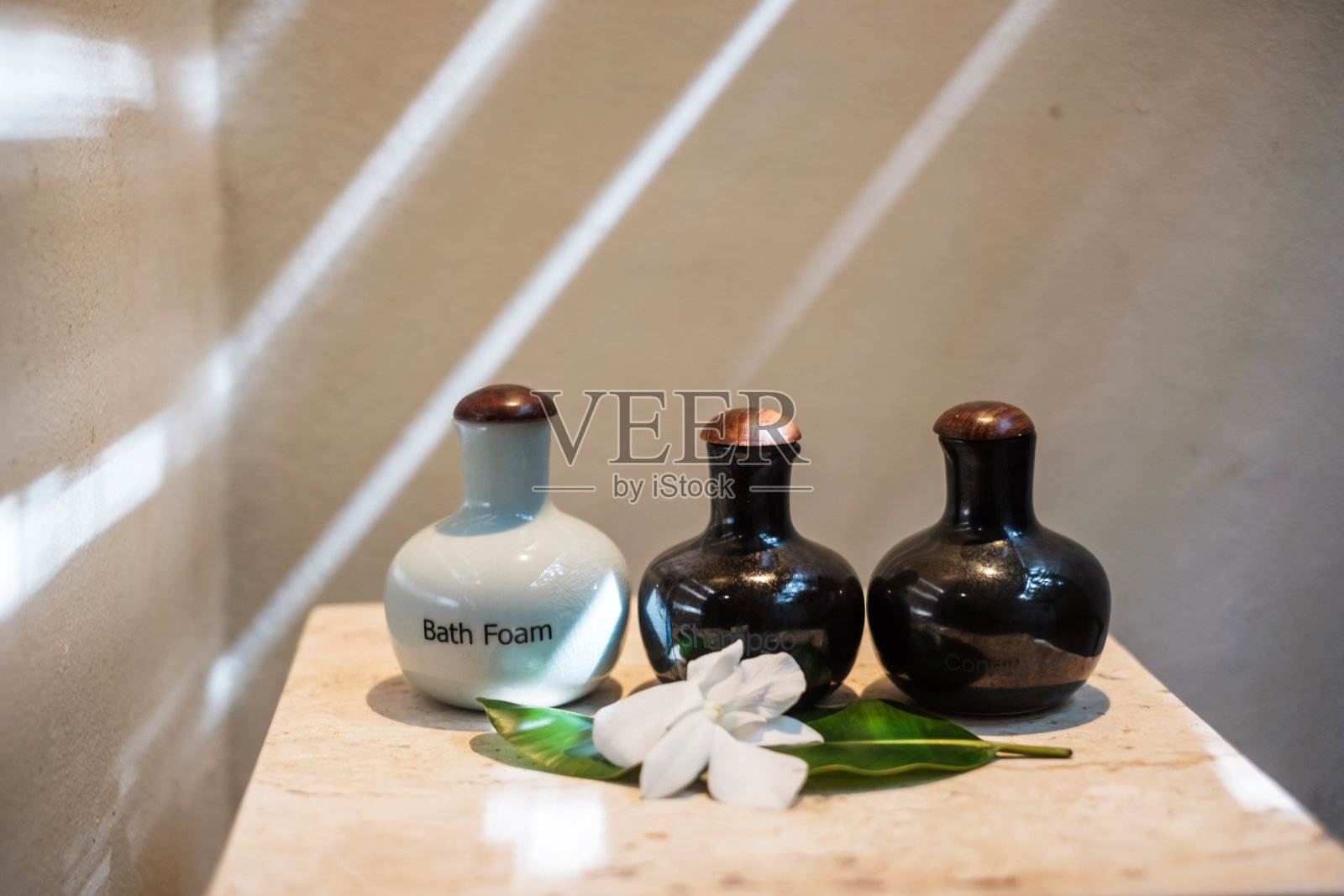 豪华酒店或现代家庭浴室的洗漱用品瓶。淋浴容器套装，身体沐浴露，洗发水和护发素在陶瓷制品照片摄影图片