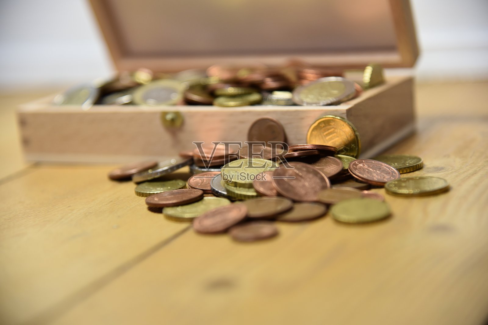 一个有很多欧元硬币的宝箱照片摄影图片