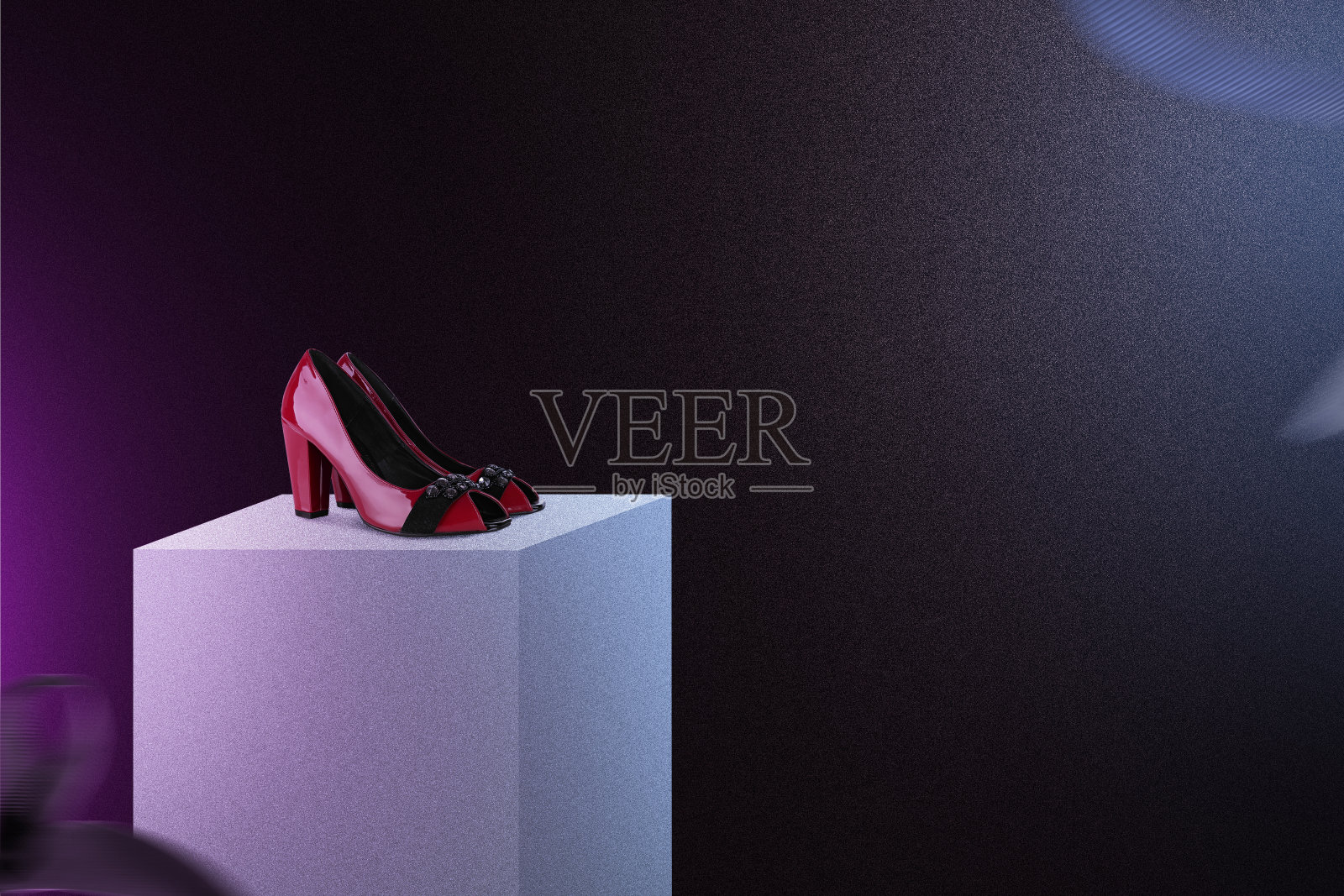 红色的高跟鞋照片摄影图片