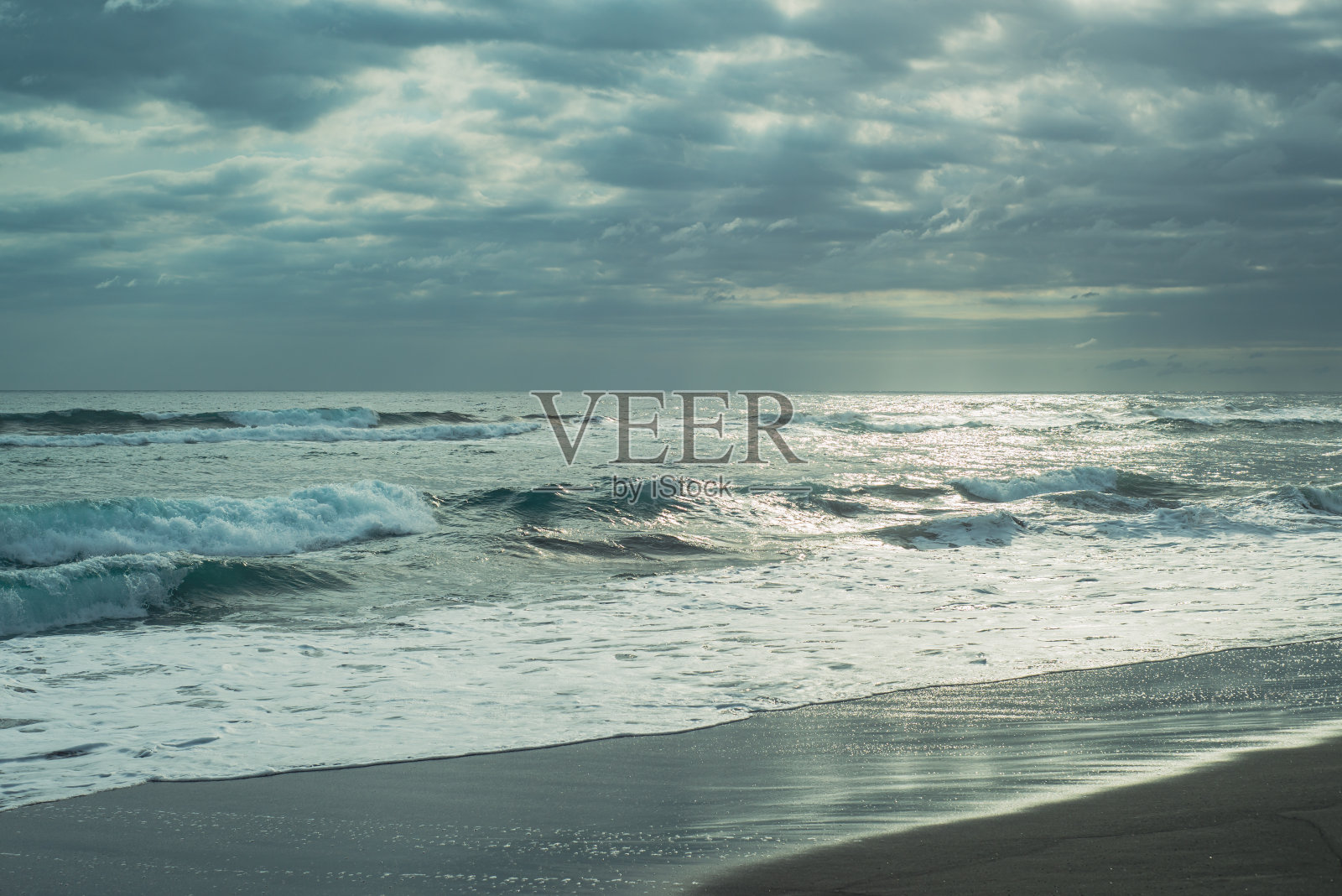 海滩上的日落，天空多云。墨西哥太平洋海岸。照片摄影图片