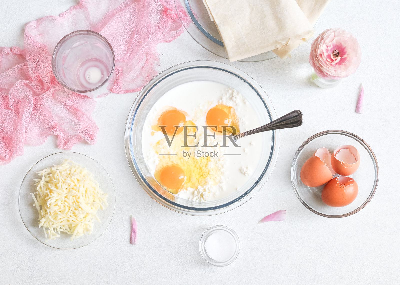 步骤2。在大理石桌上搅拌鸡蛋、白软干酪和牛奶。照片摄影图片