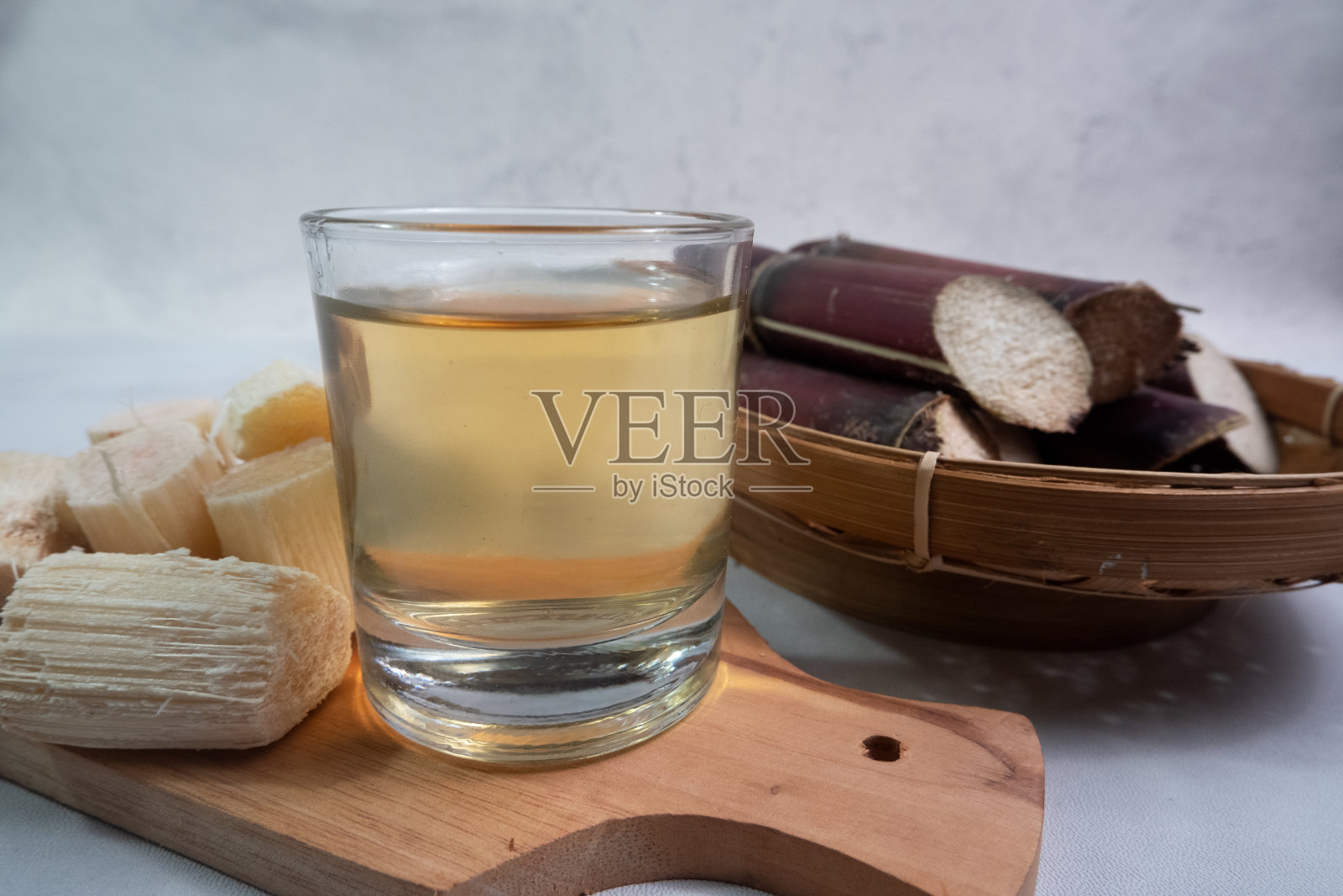 黑甘蔗片，用于缓解咳嗽和喉咙痛。学名为Saccharum sp照片摄影图片