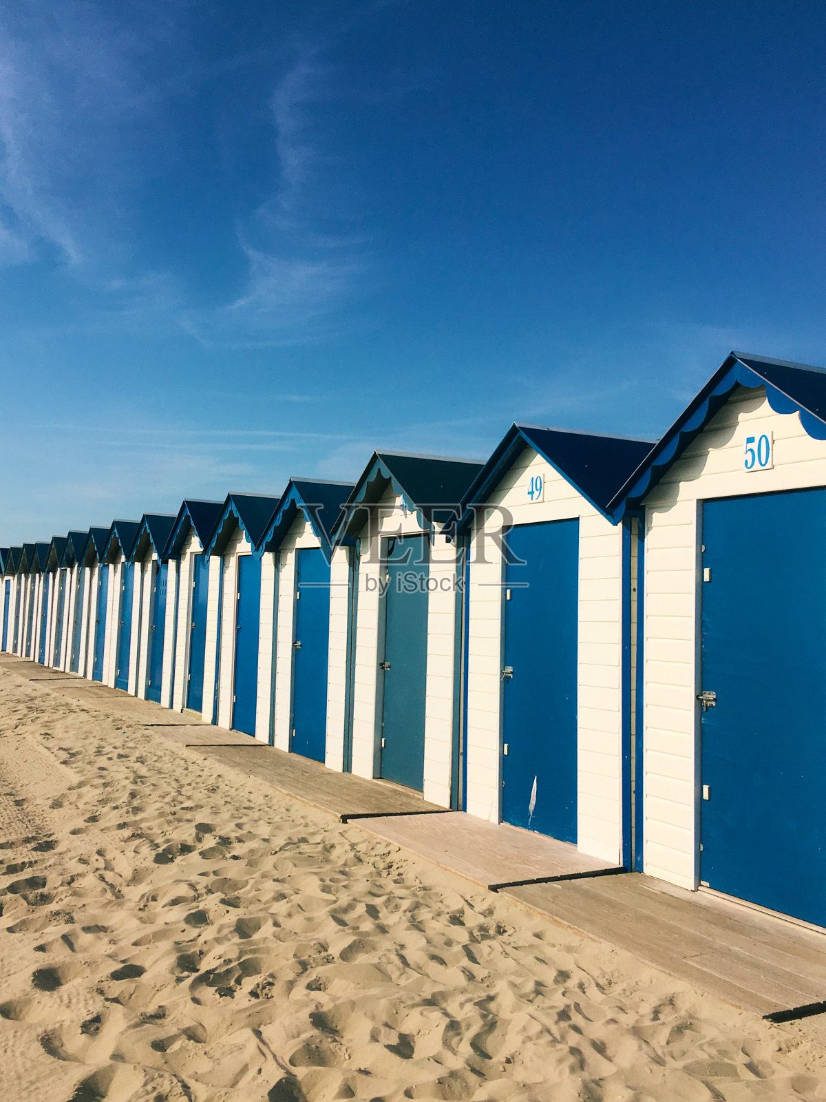 蓝色和白色的海滩小屋照片摄影图片