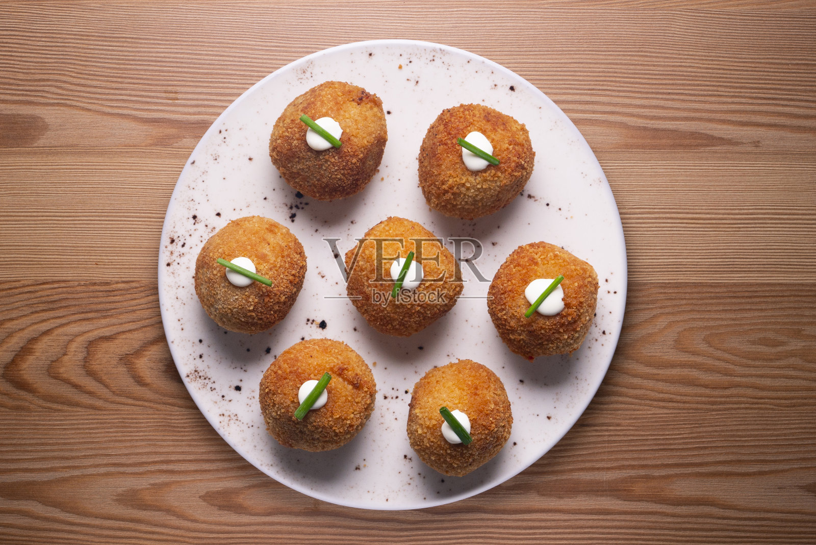 典型的西班牙炸丸子。用白酱和火腿做的马萨。和面包一起炸。西班牙美食图标。照片摄影图片