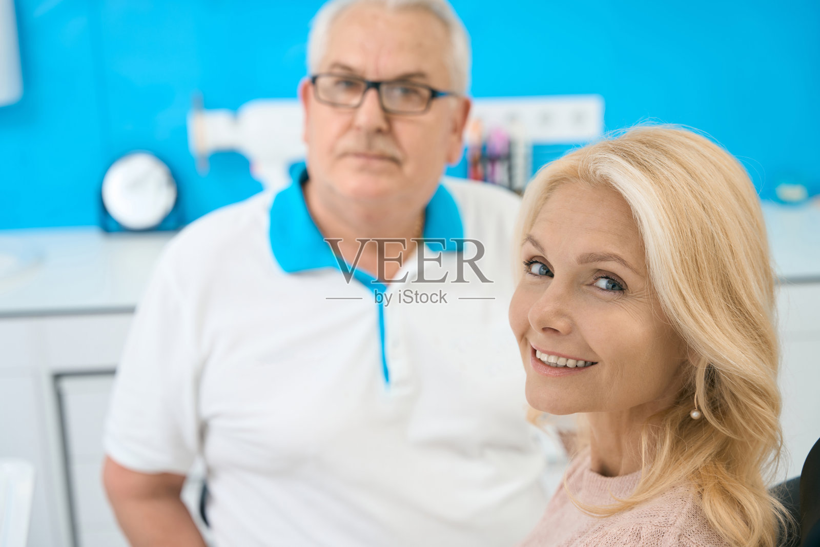 阳性女性患者在口腔中心就诊时心情愉快照片摄影图片