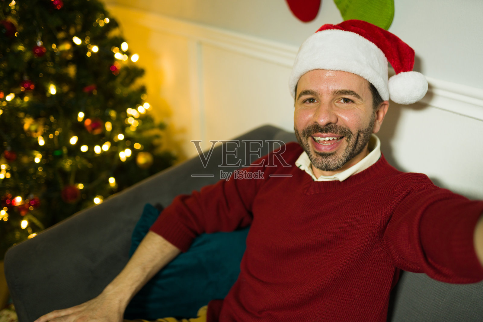 圣诞节期间，一名快乐的男子在社交媒体上发布了自拍照照片摄影图片