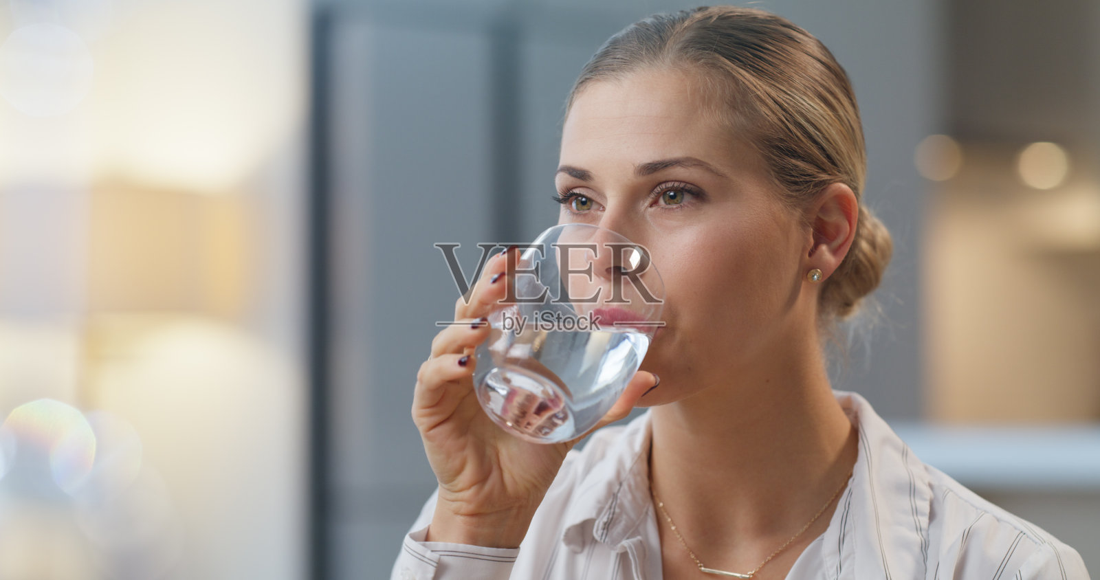 养生，脸和女人在厨房里喝水，放松和镇定用补水饮料。营养、健康和均衡的饮食，口渴的女性享受清洁、新鲜和清洁的水排毒照片摄影图片