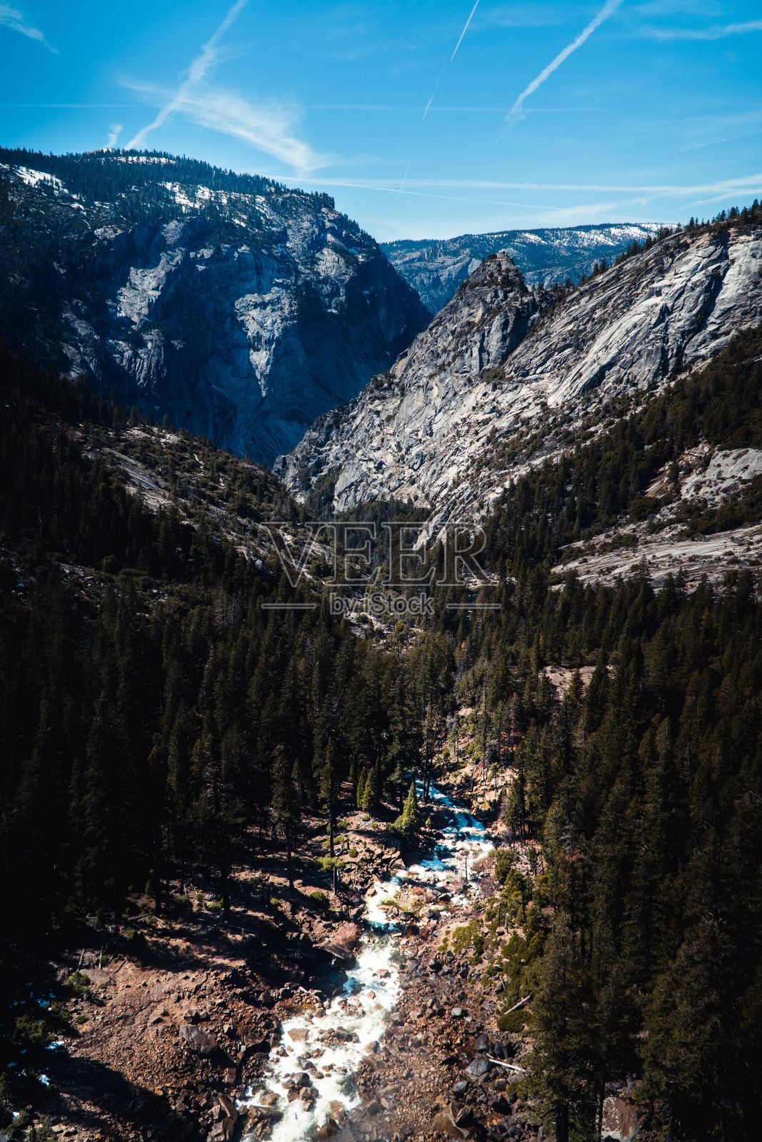 在约塞米蒂的蓝天下，默塞德河穿过山谷的垂直视图照片摄影图片