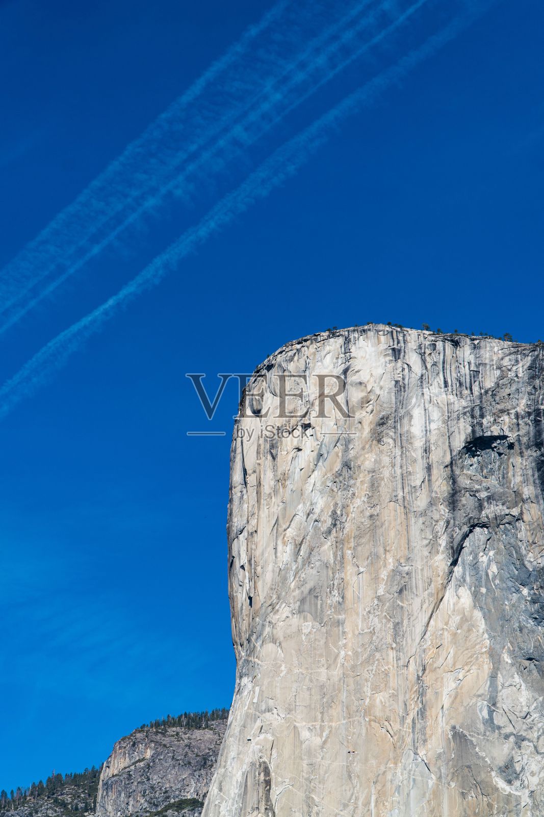 蓝天下岩石峭壁的垂直低角度视图照片摄影图片