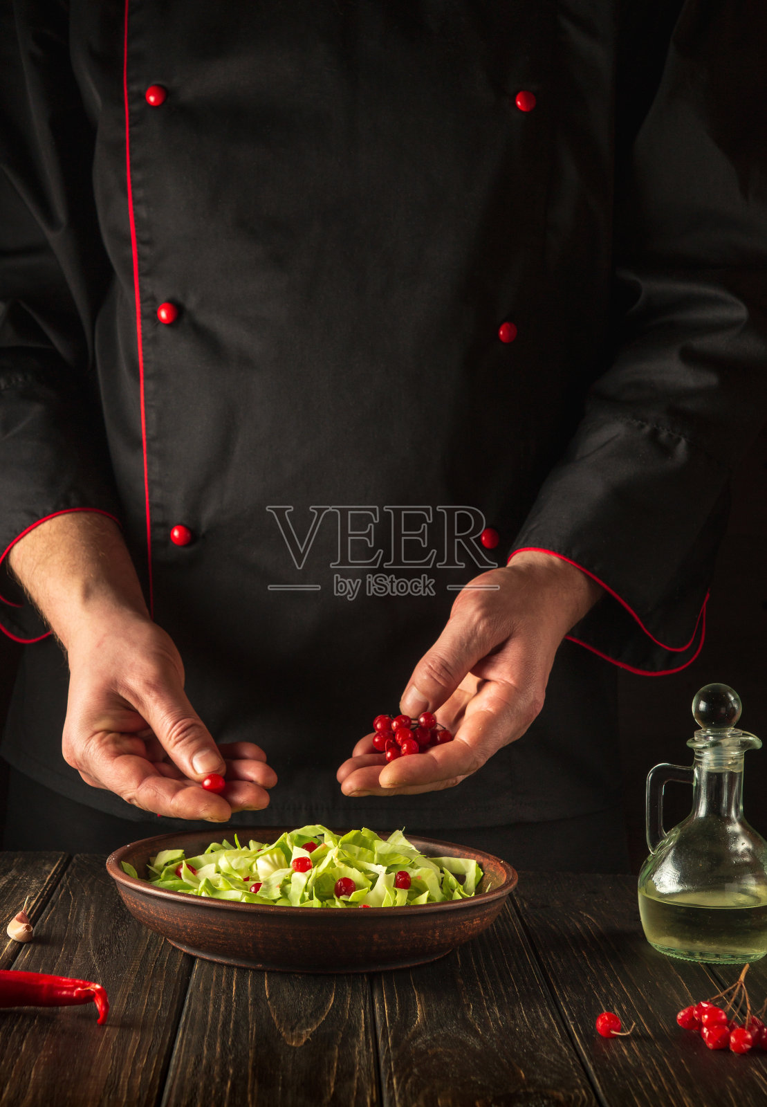 用荚蒾和卷心菜制作沙拉。厨师在厨房里为早餐或午餐准备沙拉。欧洲菜照片摄影图片