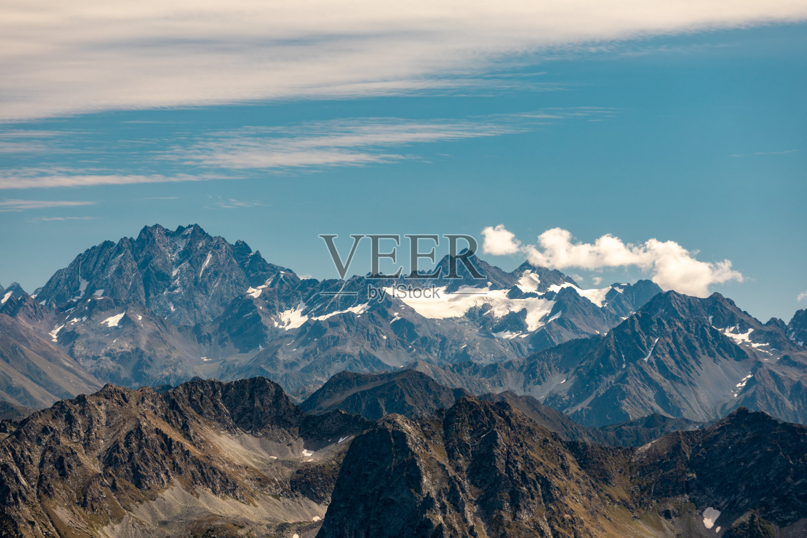 山脉和山峰。风景壁纸设计与山的线条，宽灯笼设计的封面，邀请的背景，包装设计，织物和印刷照片摄影图片
