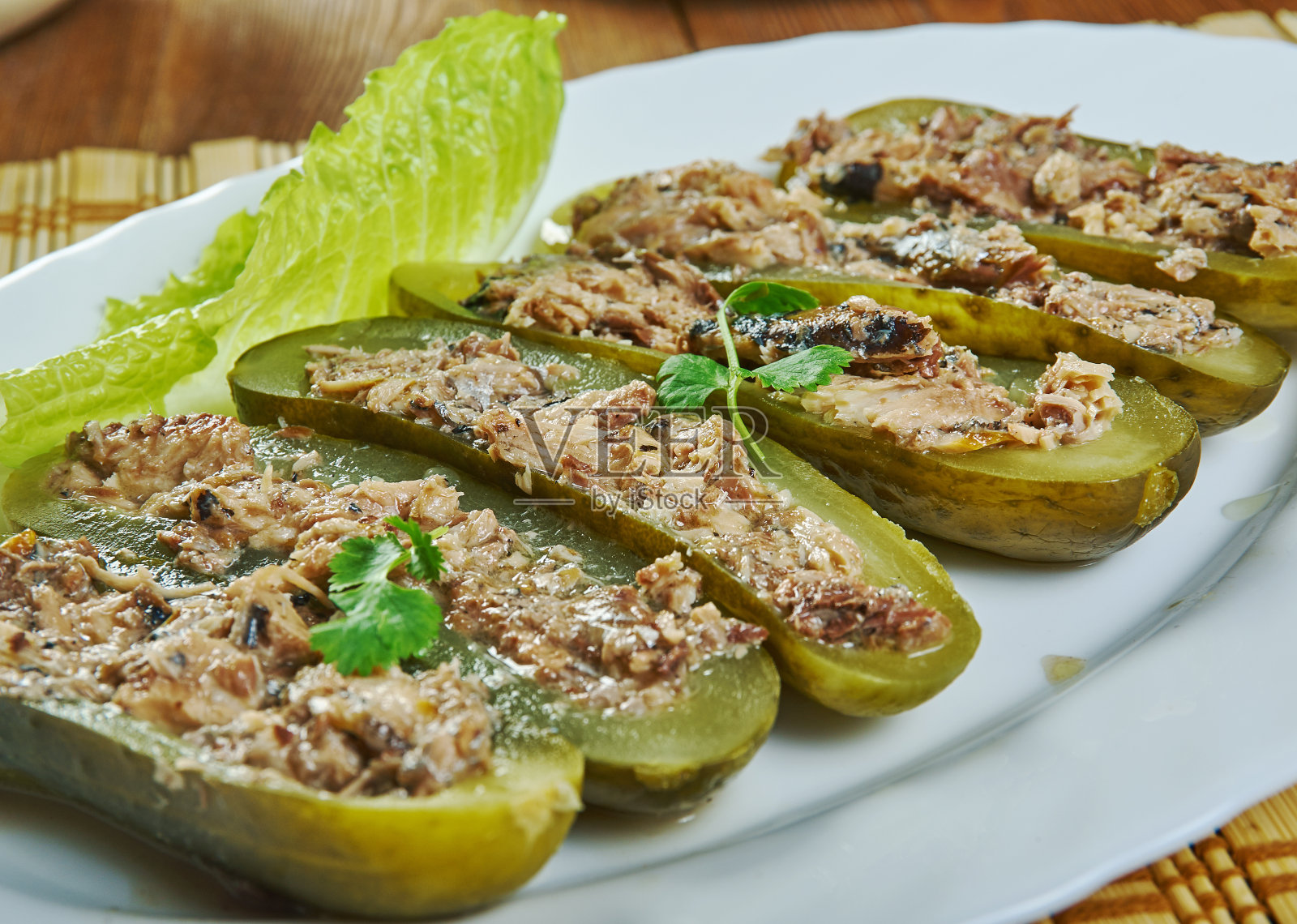 金枪鱼沙拉泡菜船照片摄影图片