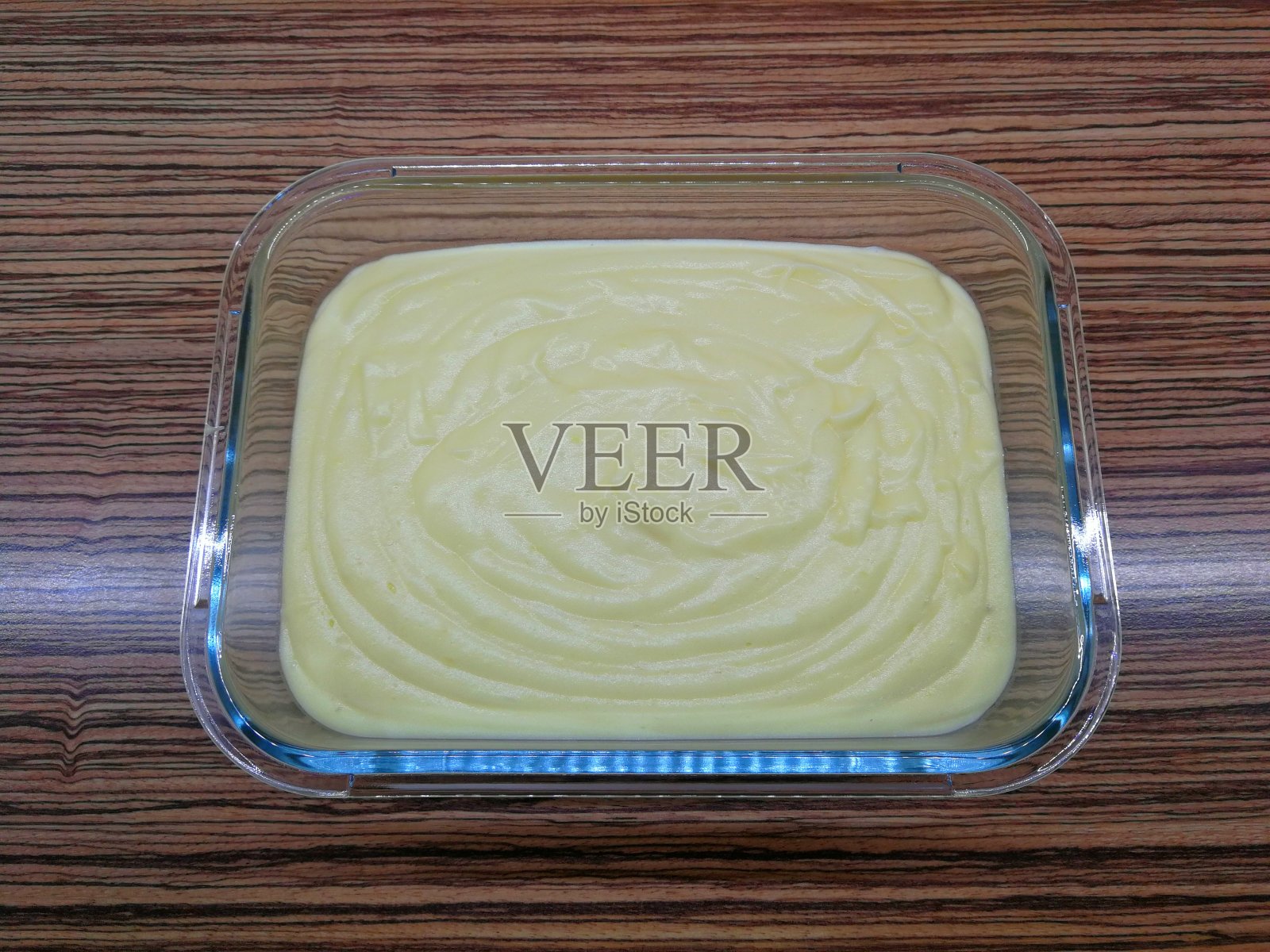 玻璃碗里的土豆泥，背景很亮照片摄影图片