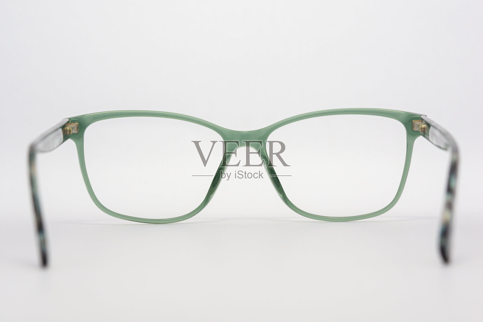 镜框，镜片，各种颜色，金属和塑料，在一个美丽的彩色背景。照片摄影图片