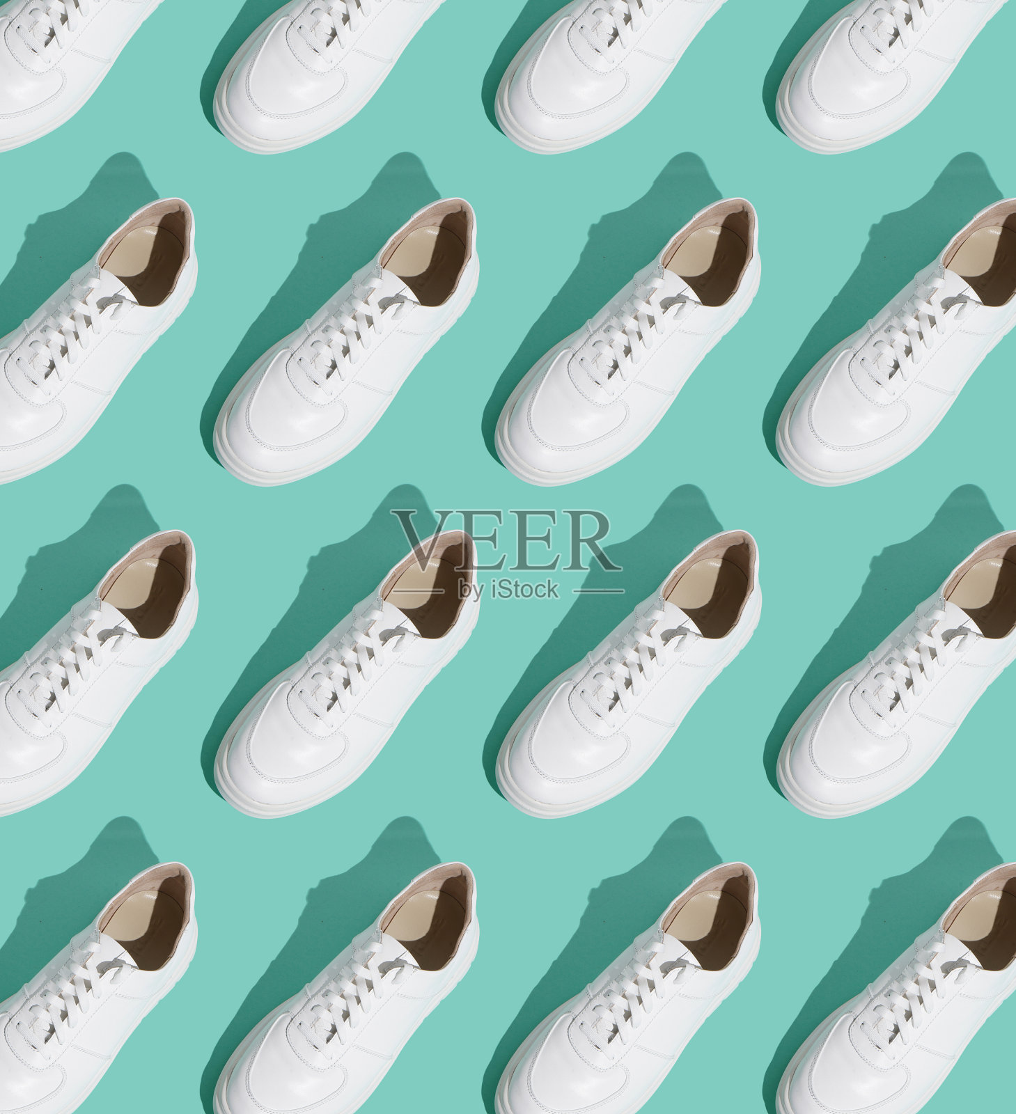 白色运动鞋图案的背景。这双鞋既舒适又休闲。鞋店的背景。照片摄影图片