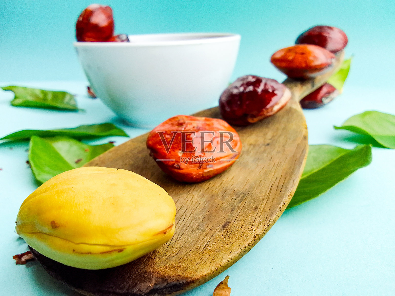 臭豆和月桂叶。照片摄影图片