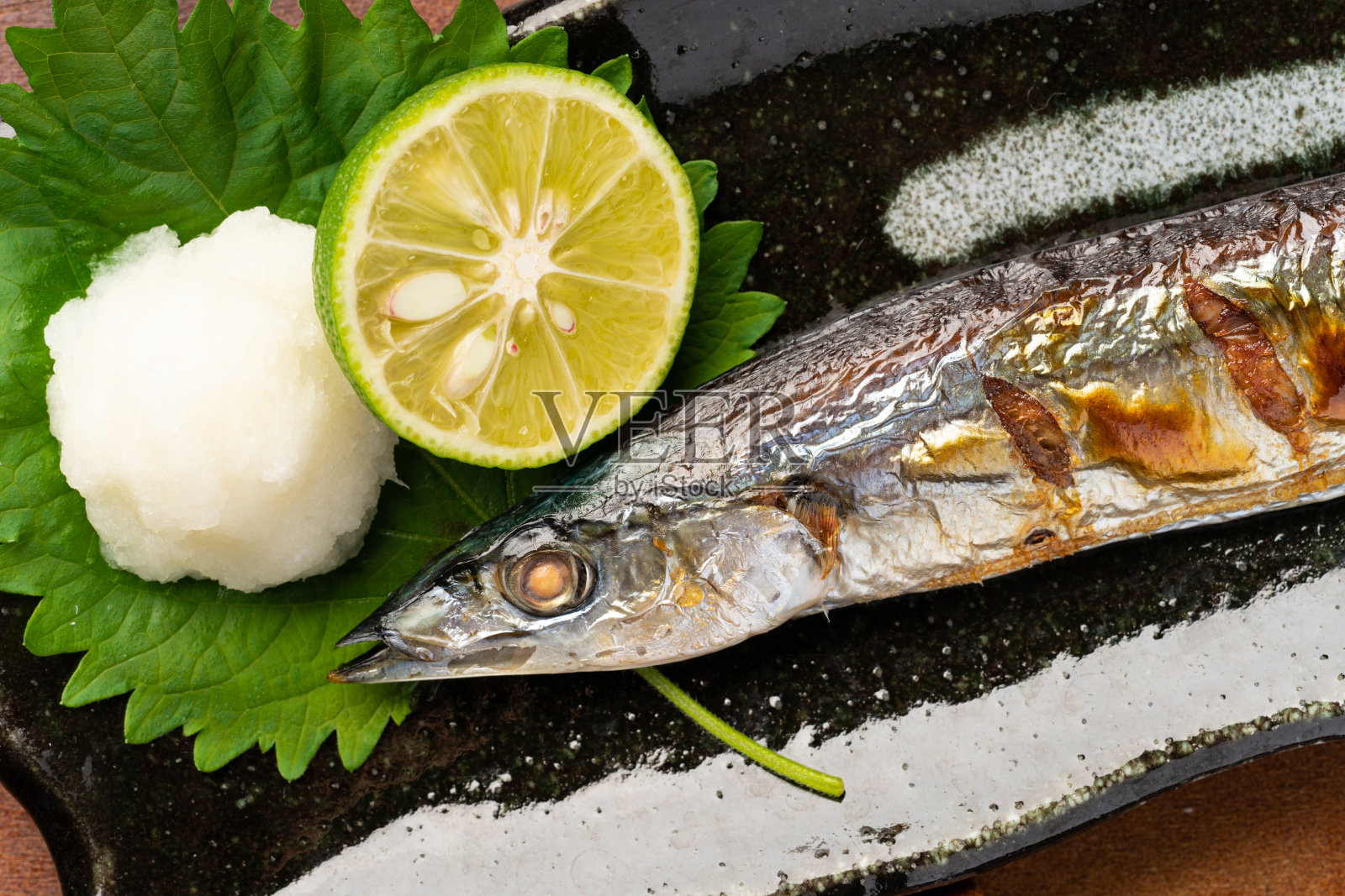 salt-grilled秋刀鱼照片摄影图片