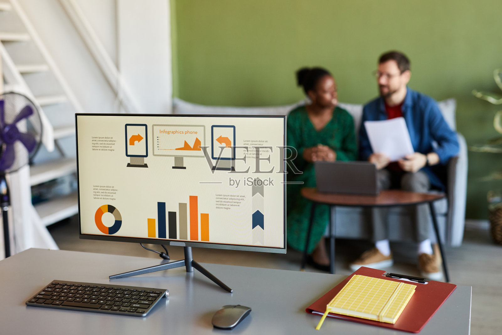 经济学家或网站设计师工作场所的图形数据电脑屏幕照片摄影图片