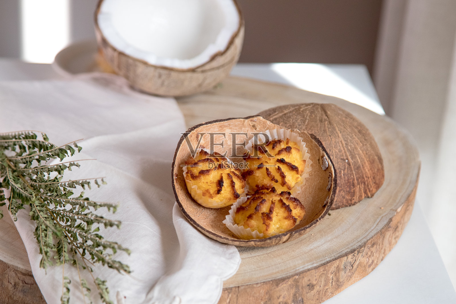 椰子饼干，由椰子片、椰干作为主要原料制成。照片摄影图片