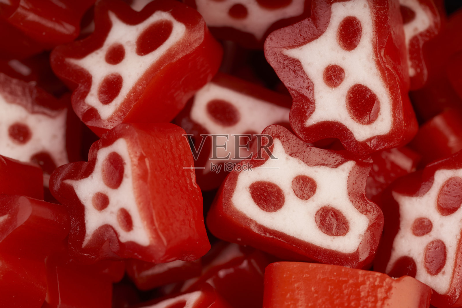 万圣节有趣的死糖果接近红色和白色的颜色照片摄影图片