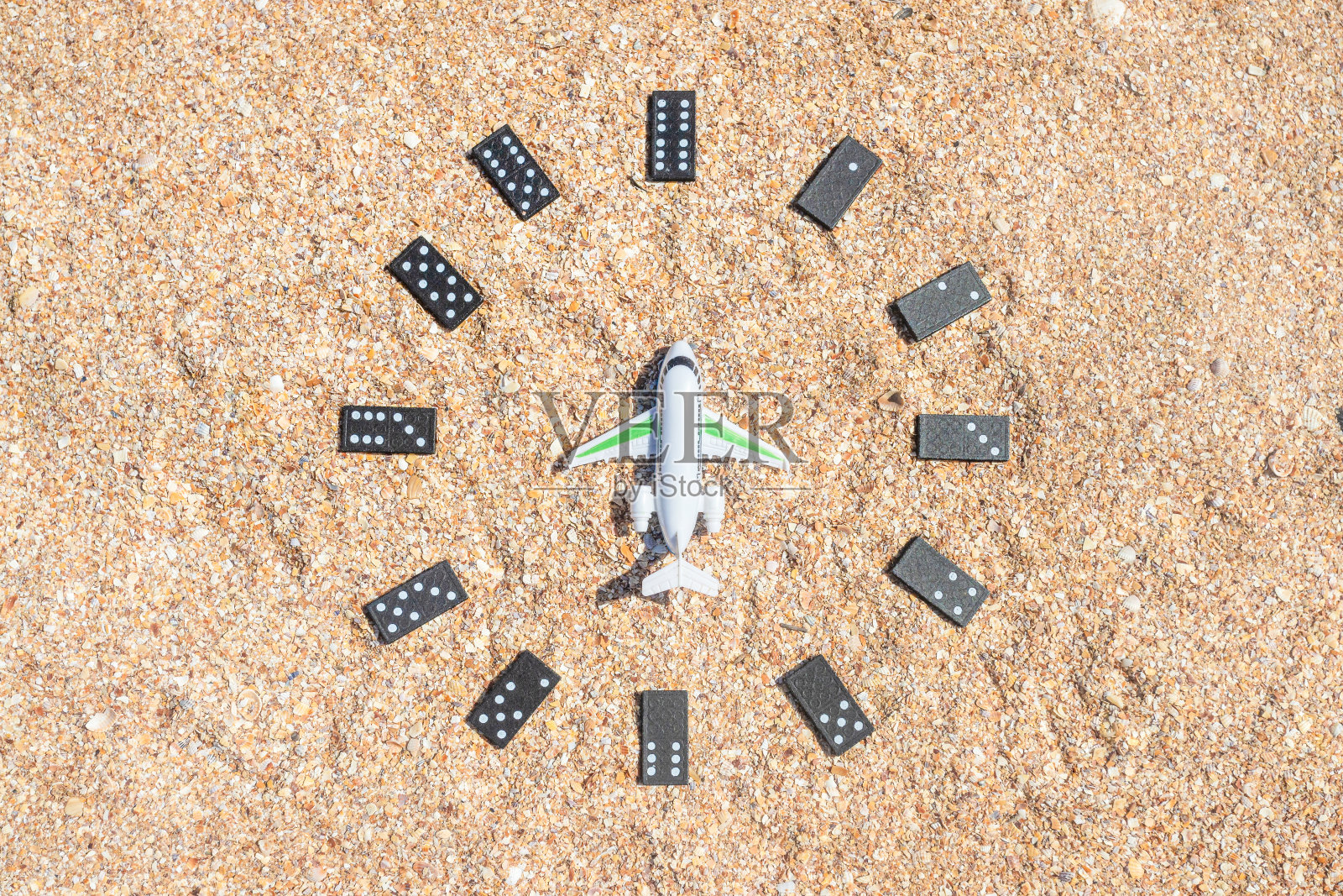 钟面摊在沙滩上。旅游的概念照片摄影图片