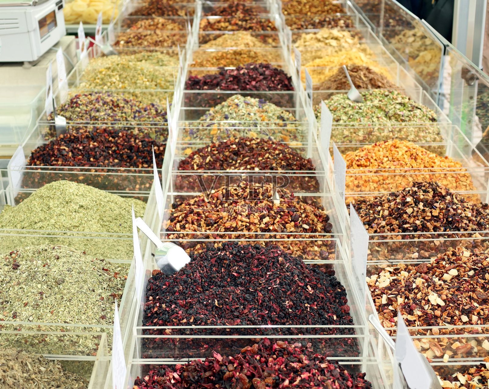 大架子上摆满了茶和草药冲剂。照片摄影图片