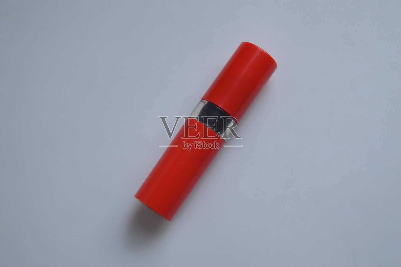 一种白色背景上的红色棍子形式的相机清洁剂照片摄影图片