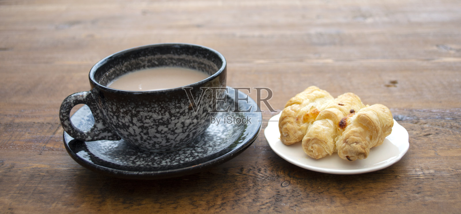 热巧克力和面包。照片摄影图片