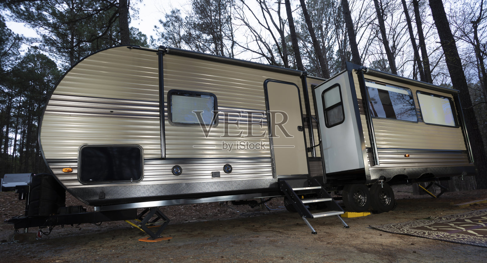 在森林里露营的人照片摄影图片