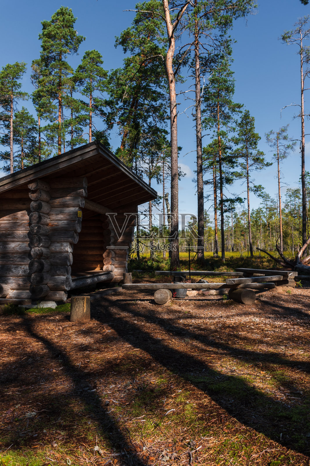 芬兰，Lauhanvuori国家公园的传统木质斜棚和营火点照片摄影图片