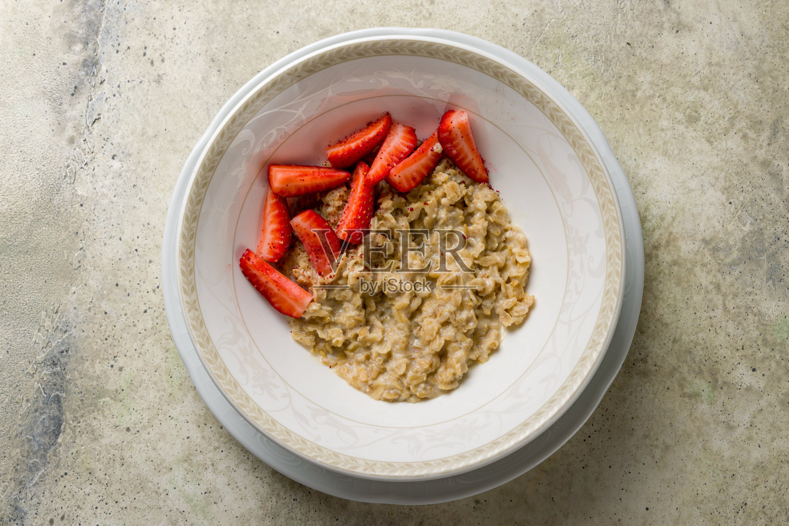 燕麦片与草莓碗上的石头桌子顶部的看法照片摄影图片