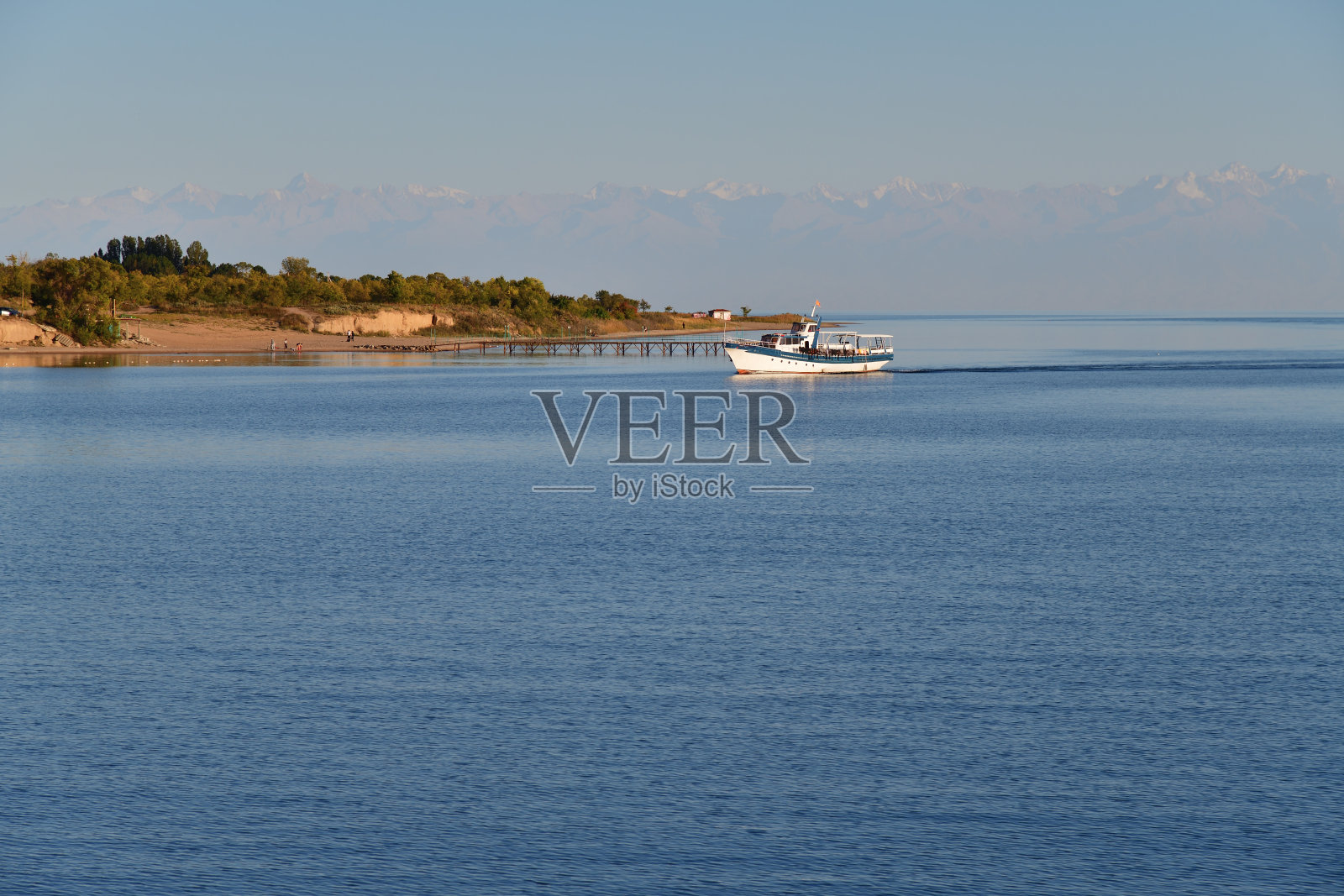 吉尔吉斯斯坦伊斯古湖照片摄影图片