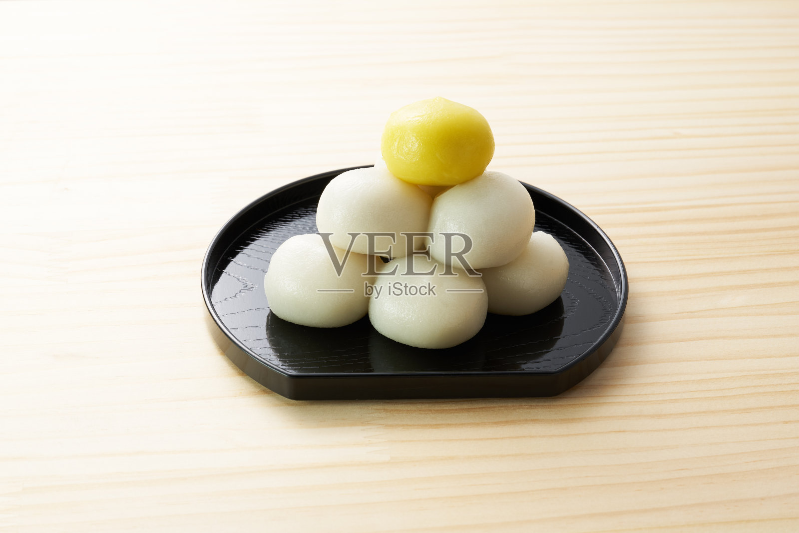 当戈在木桌上照片摄影图片