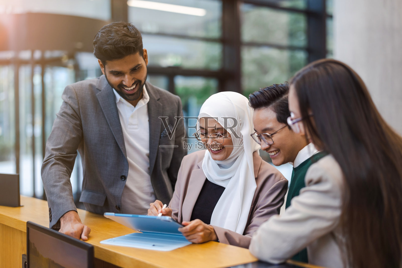 商务同事在办公楼里使用平板电脑照片摄影图片