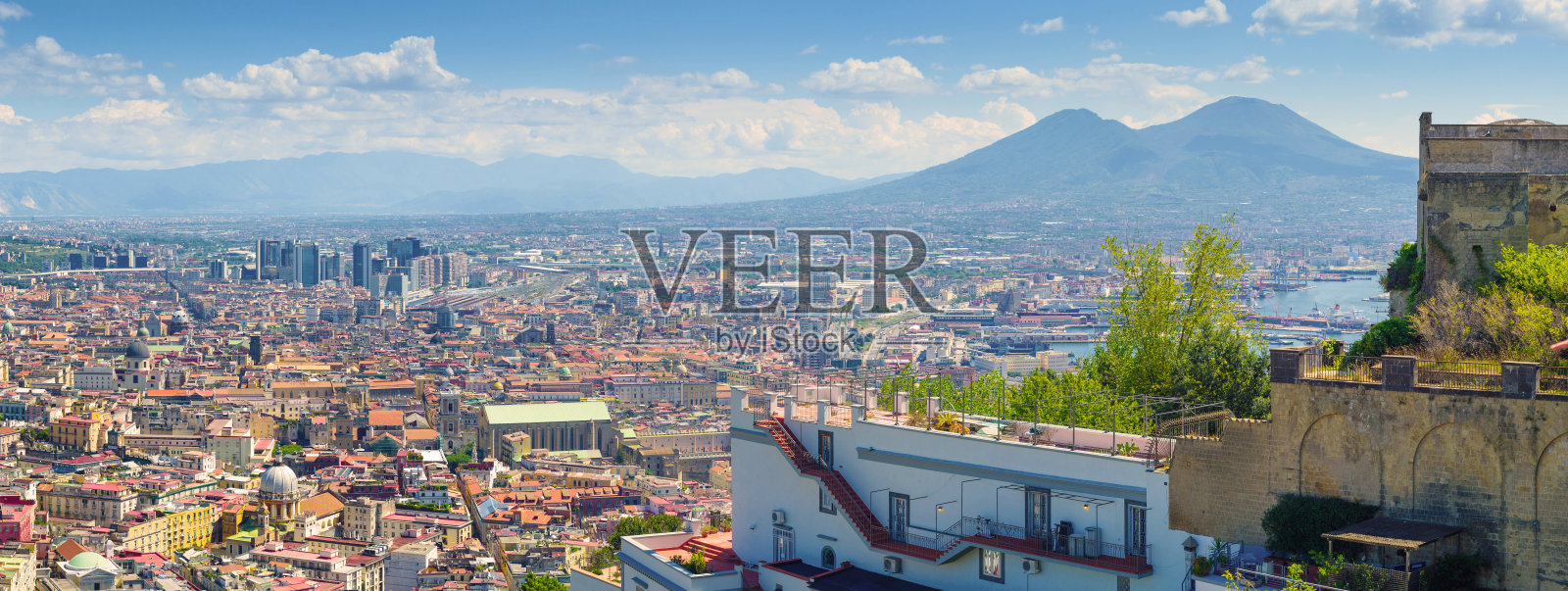 那不勒斯,意大利。从圣马蒂诺山上俯瞰市中心全景，Vomero区。横幅标题图片。2022年8月24日。照片摄影图片