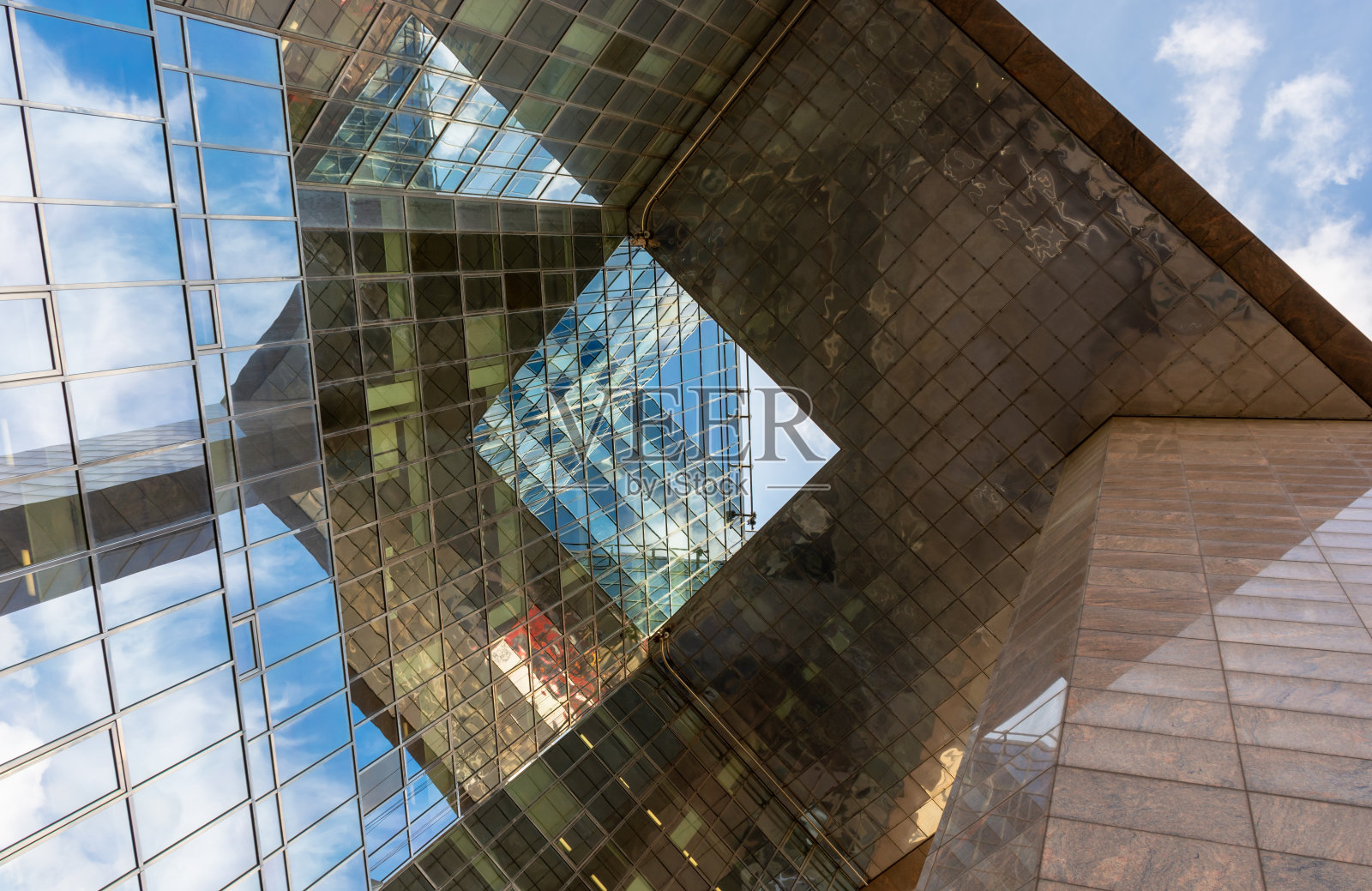 伦敦，现代建筑窗户上云的倒影照片摄影图片