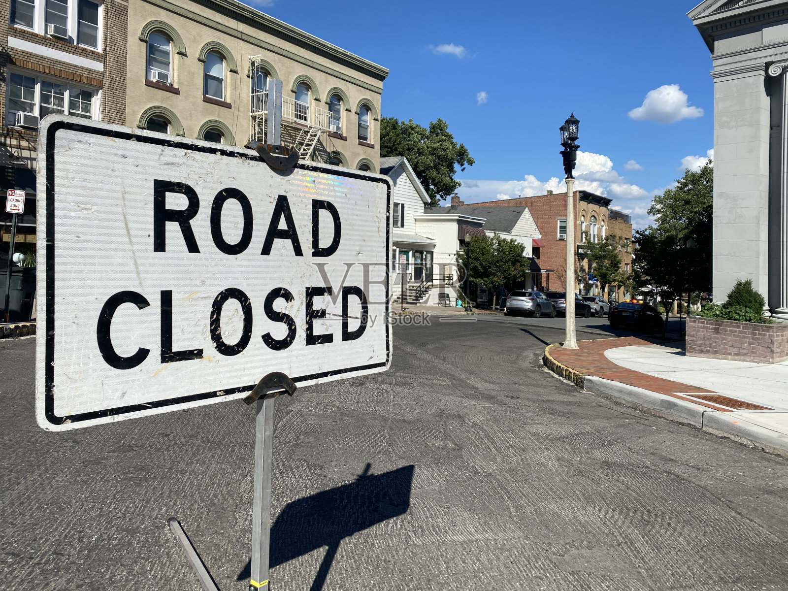 小城镇或城市的街道沥青路面重新铺设
一个黑白相间的牌子上写着“道路关闭”照片摄影图片