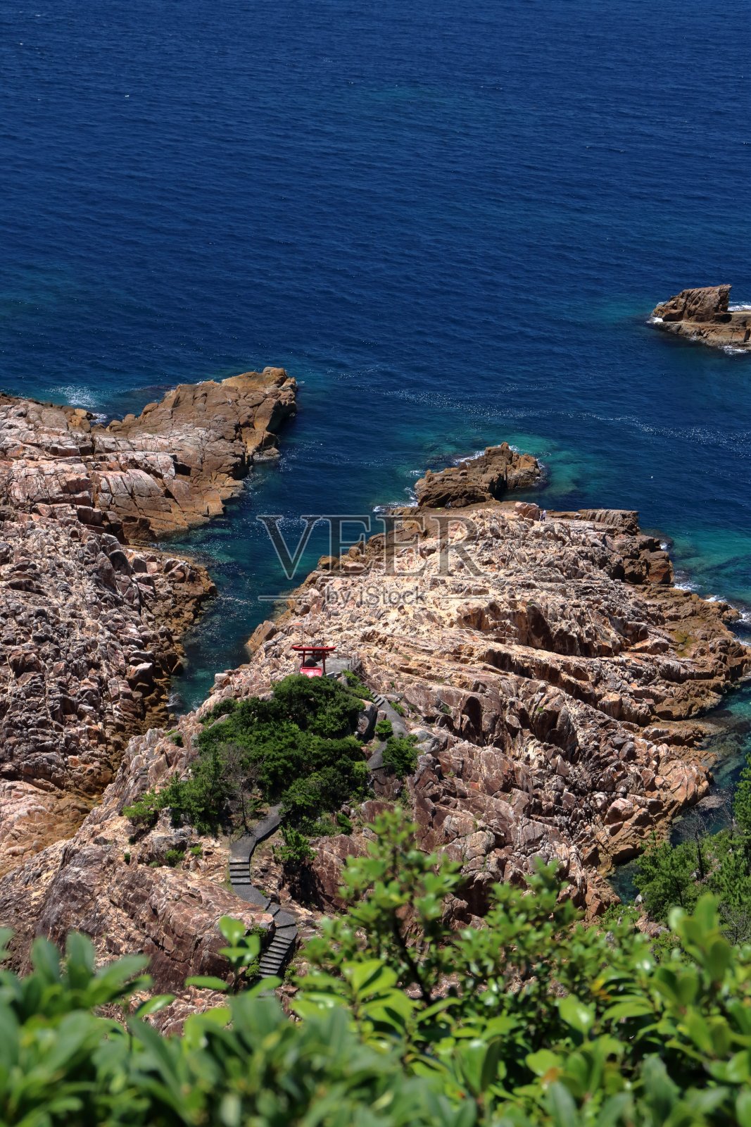 夏天，望向伸入大海的岩石山脉的宇水比天文台(高知县土水市)照片摄影图片