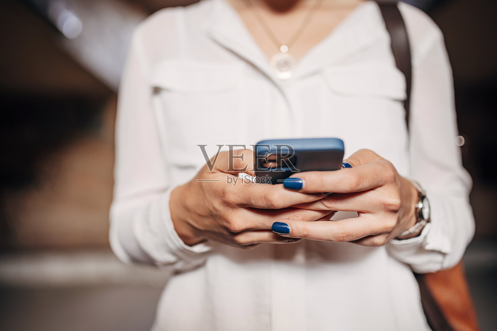 女人使用电话照片摄影图片