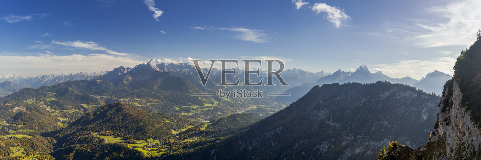 贝希特斯加登鸟瞰图，Watzmann和Hoher山Göll为背景照片摄影图片