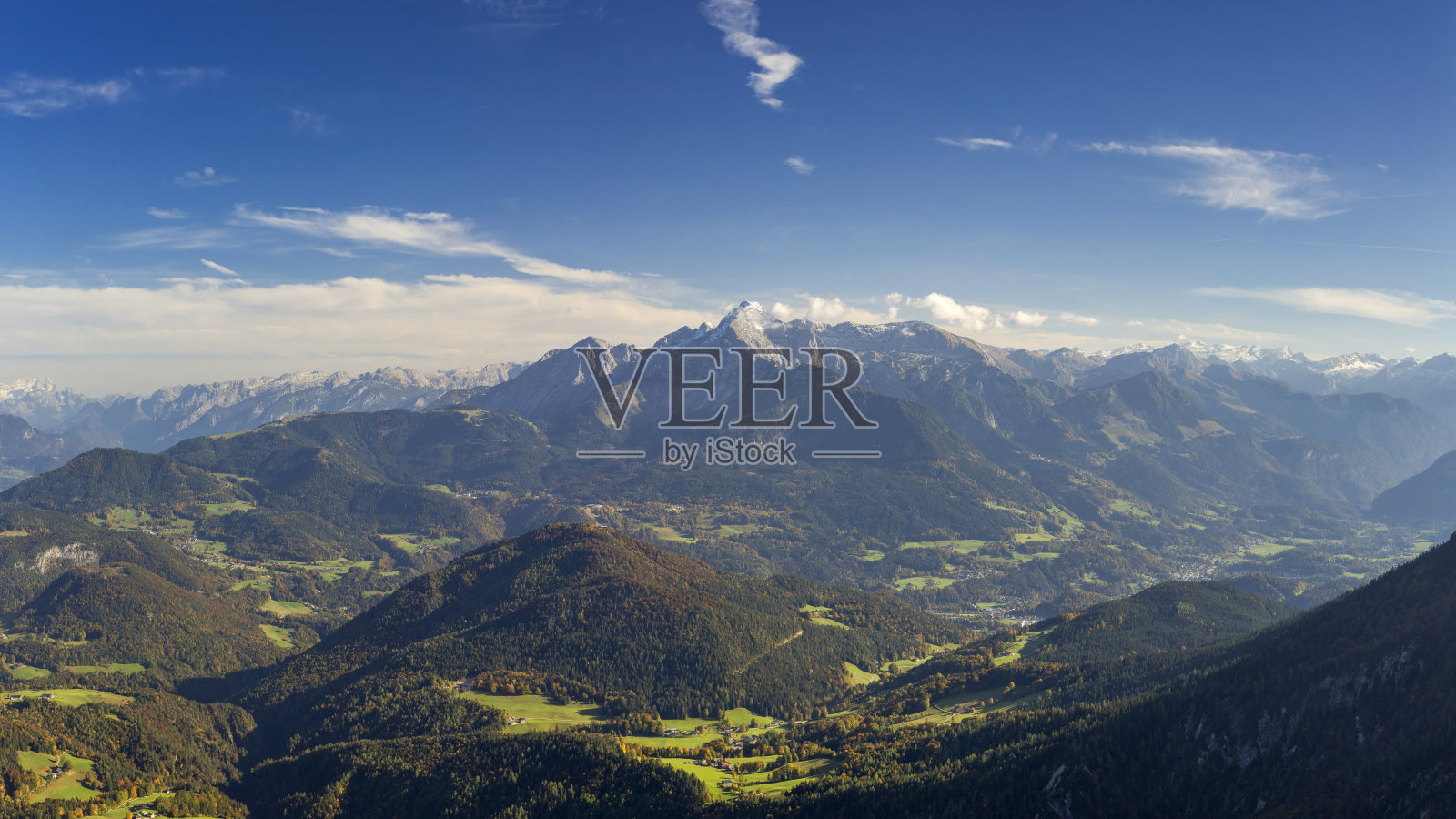贝希特斯加登鸟瞰图，Watzmann和Hoher山Göll为背景照片摄影图片